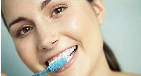 拔牙完了什么时候可以刷牙：拔完牙48小时之后才可以刷牙(2)