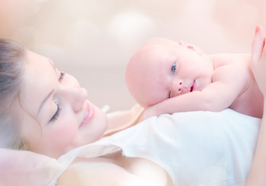 三个月宝宝哭闹需不需抱（三个月婴儿不让抱一抱就哭）(1)