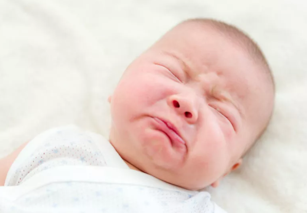 三个月宝宝哭闹需不需抱（三个月婴儿不让抱一抱就哭）(3)