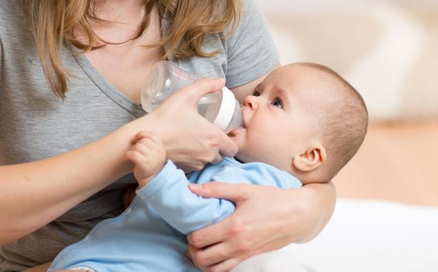宝宝不吃母乳是厌奶期吗（需要好好的观察宝宝的日常行为）